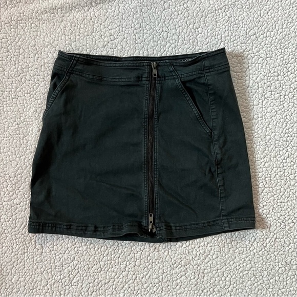 American Eagle Super Stretch Black Skirt - Picture 2 of 8